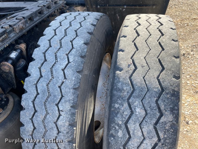 image for item DN0197 2005 Freightliner ST120  semi truck