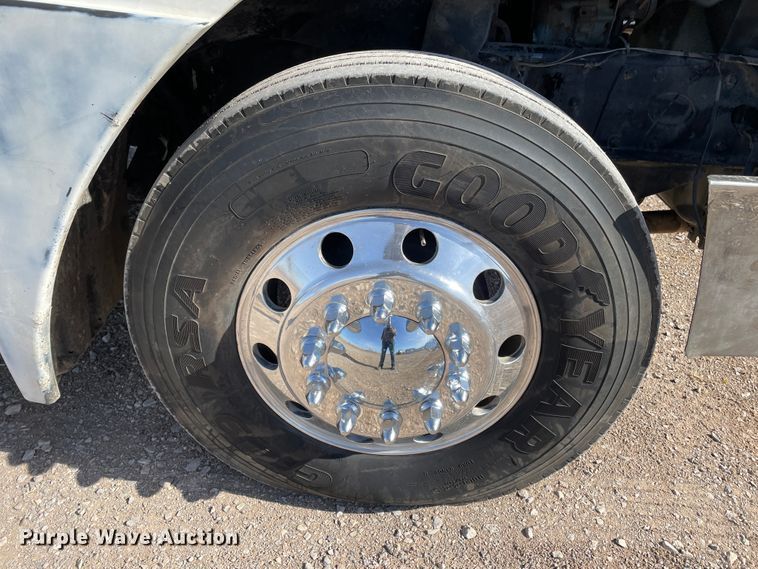 image for item DN0197 2005 Freightliner ST120  semi truck