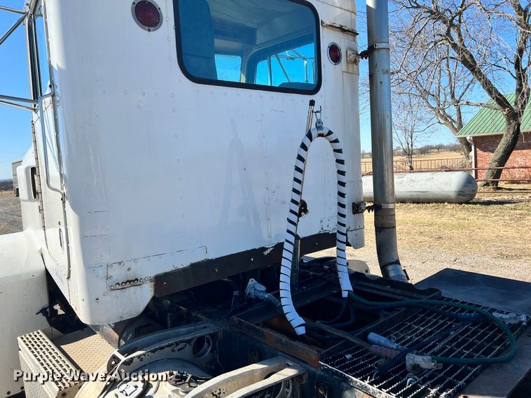 image for item ID9706 1989 Peterbilt 376  semi truck