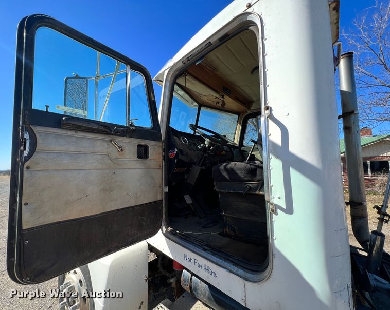 image for item ID9706 1989 Peterbilt 376  semi truck