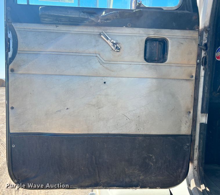 image for item ID9706 1989 Peterbilt 376  semi truck