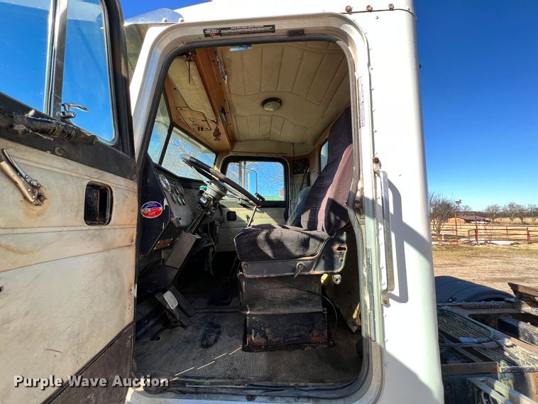 image for item ID9706 1989 Peterbilt 376  semi truck