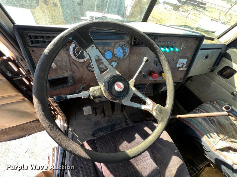 image for item ID9706 1989 Peterbilt 376  semi truck