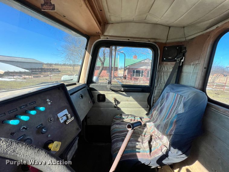 image for item ID9706 1989 Peterbilt 376  semi truck