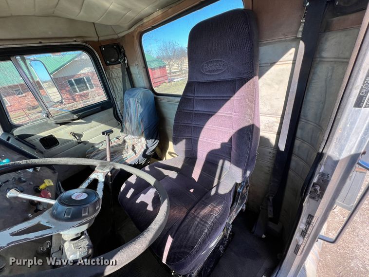 image for item ID9706 1989 Peterbilt 376  semi truck