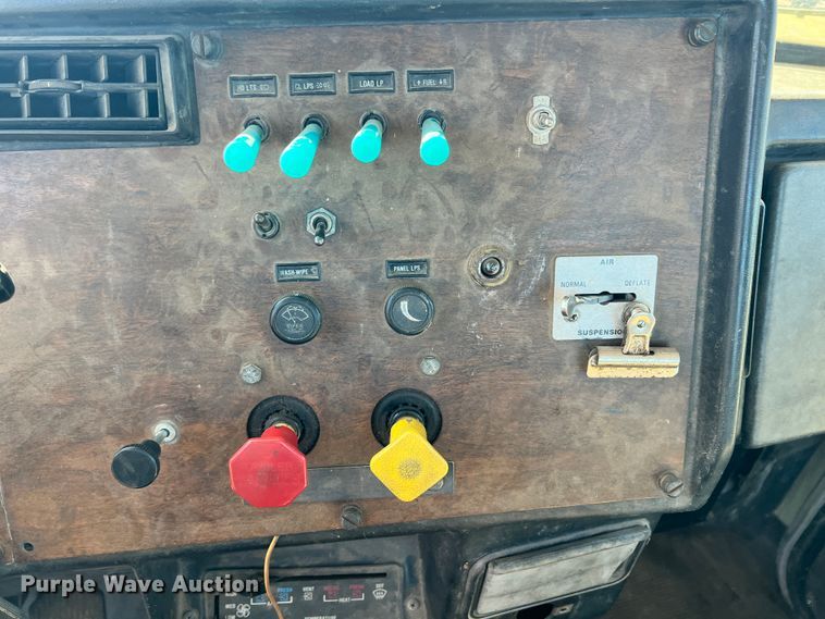 image for item ID9706 1989 Peterbilt 376  semi truck