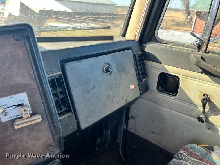 image for item ID9706 1989 Peterbilt 376  semi truck