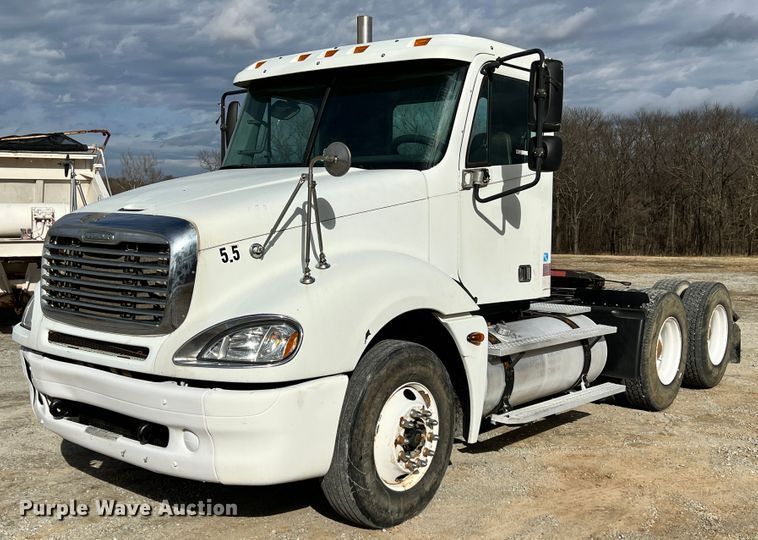 image for item ID9717 2006 Freightliner Columbia 120  semi truck