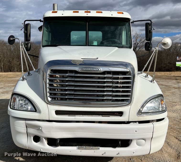 image for item ID9717 2006 Freightliner Columbia 120  semi truck