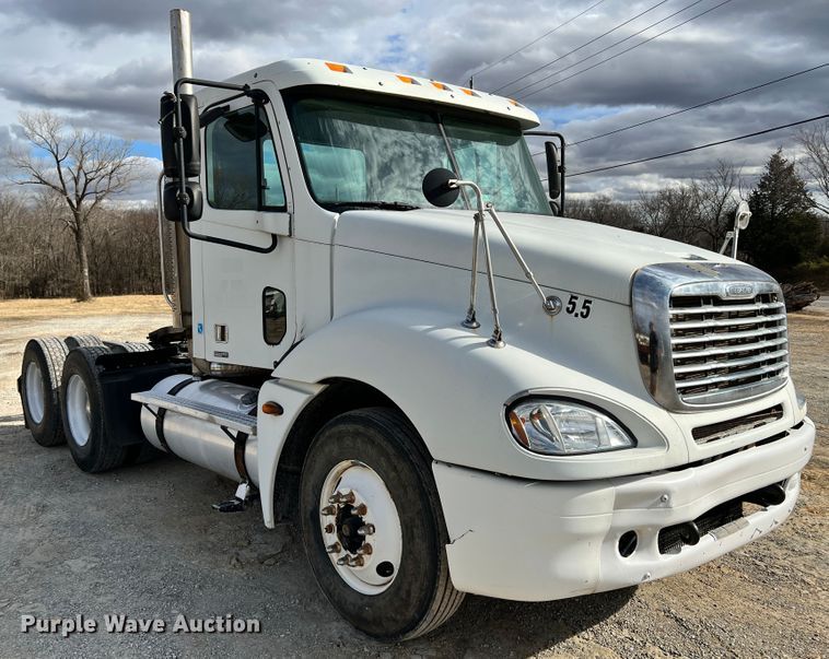 image for item ID9717 2006 Freightliner Columbia 120  semi truck