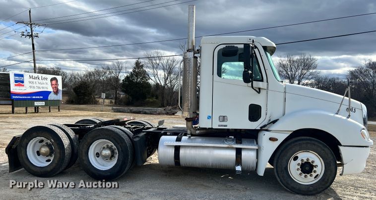 image for item ID9717 2006 Freightliner Columbia 120  semi truck