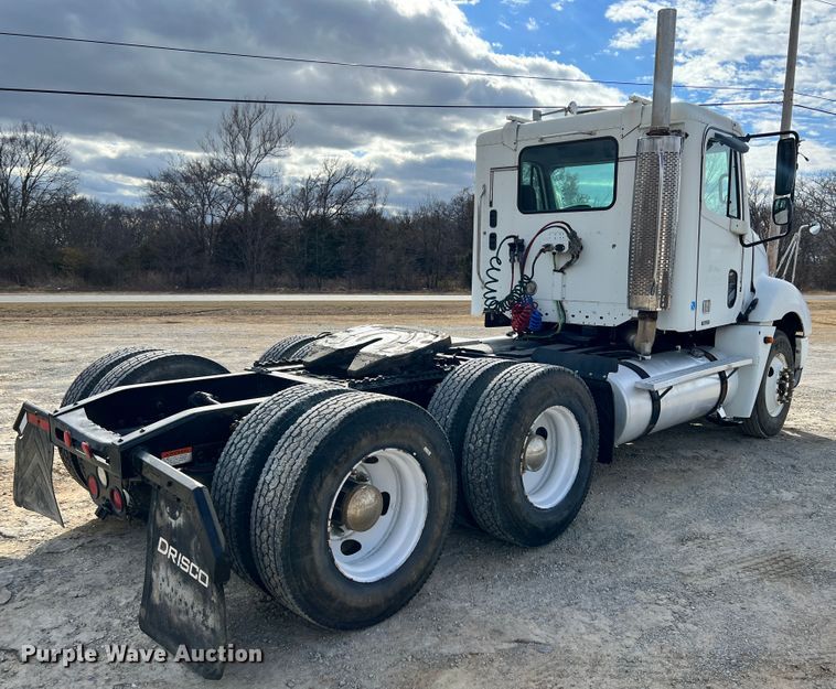 image for item ID9717 2006 Freightliner Columbia 120  semi truck