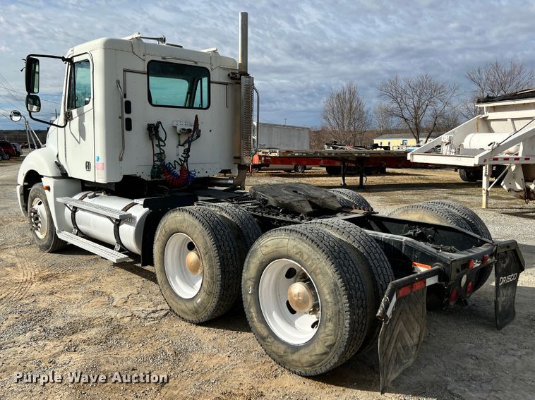 image for item ID9717 2006 Freightliner Columbia 120  semi truck