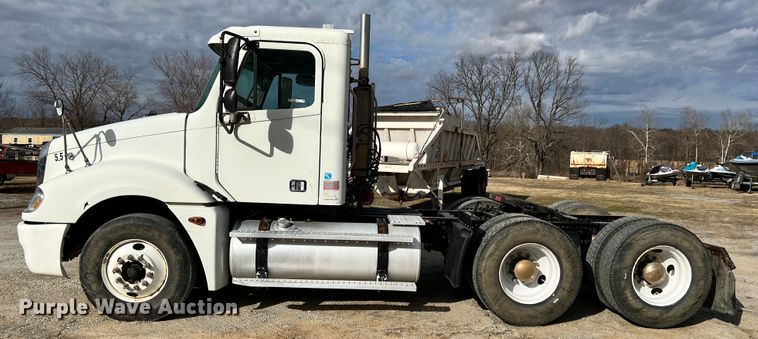 image for item ID9717 2006 Freightliner Columbia 120  semi truck