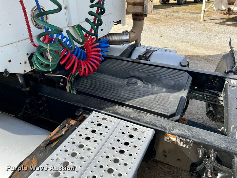 image for item ID9717 2006 Freightliner Columbia 120  semi truck