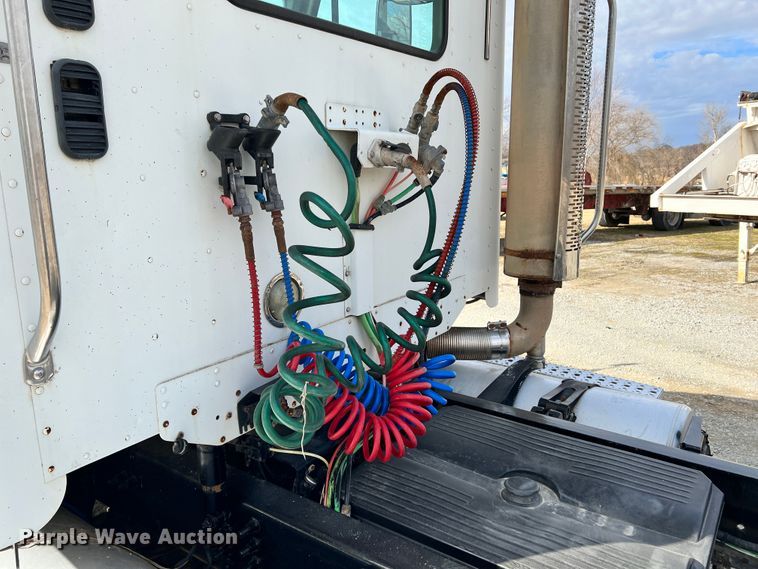 image for item ID9717 2006 Freightliner Columbia 120  semi truck