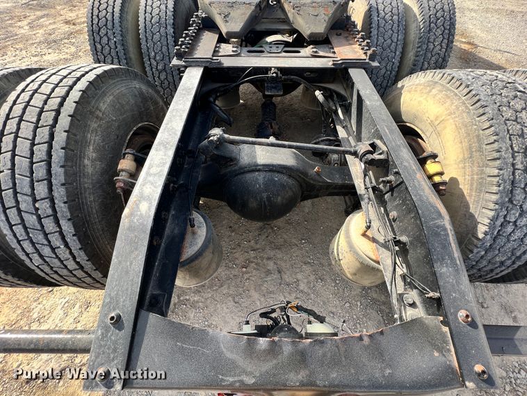 image for item ID9717 2006 Freightliner Columbia 120  semi truck