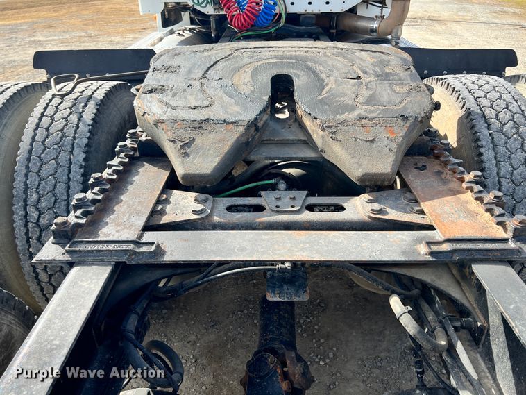 image for item ID9717 2006 Freightliner Columbia 120  semi truck