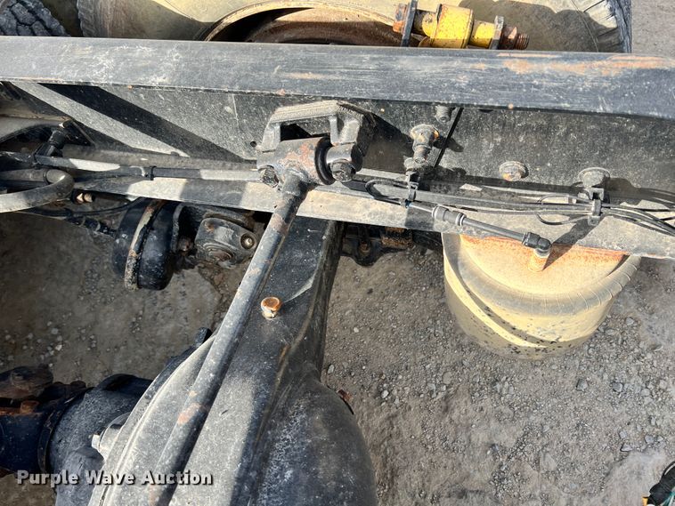 image for item ID9717 2006 Freightliner Columbia 120  semi truck