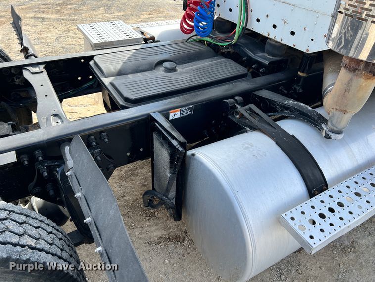 image for item ID9717 2006 Freightliner Columbia 120  semi truck