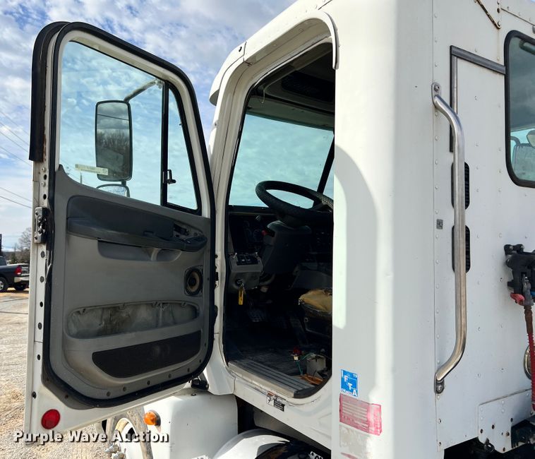 image for item ID9717 2006 Freightliner Columbia 120  semi truck