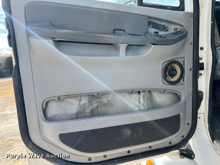 image for item ID9717 2006 Freightliner Columbia 120  semi truck