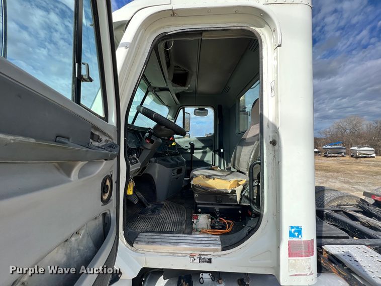 image for item ID9717 2006 Freightliner Columbia 120  semi truck