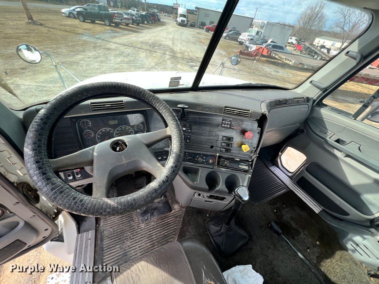 image for item ID9717 2006 Freightliner Columbia 120  semi truck