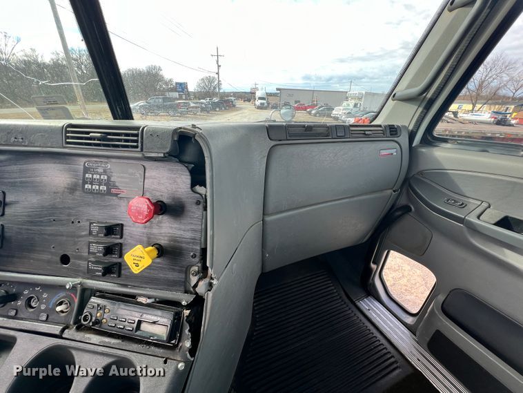 image for item ID9717 2006 Freightliner Columbia 120  semi truck