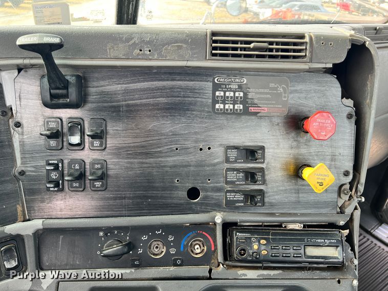 image for item ID9717 2006 Freightliner Columbia 120  semi truck