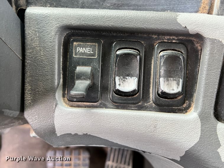 image for item ID9717 2006 Freightliner Columbia 120  semi truck