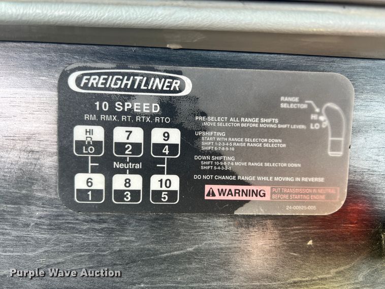 image for item ID9717 2006 Freightliner Columbia 120  semi truck