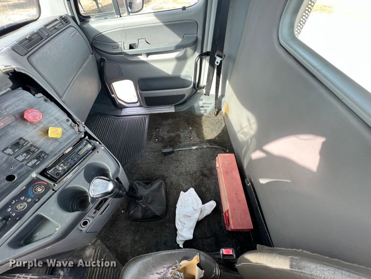 image for item ID9717 2006 Freightliner Columbia 120  semi truck