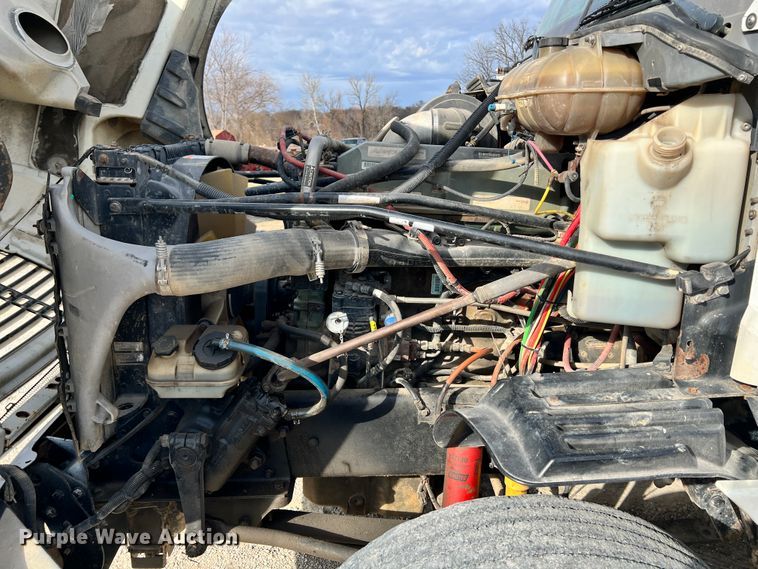 image for item ID9717 2006 Freightliner Columbia 120  semi truck