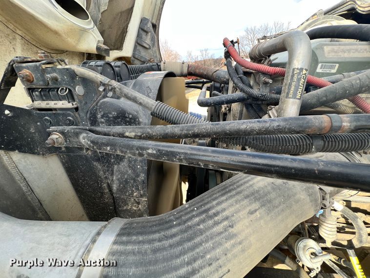 image for item ID9717 2006 Freightliner Columbia 120  semi truck