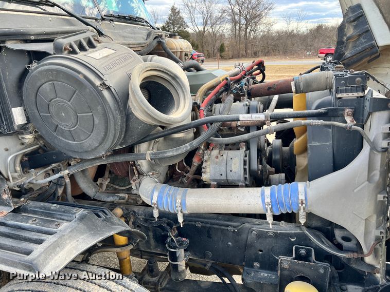 image for item ID9717 2006 Freightliner Columbia 120  semi truck