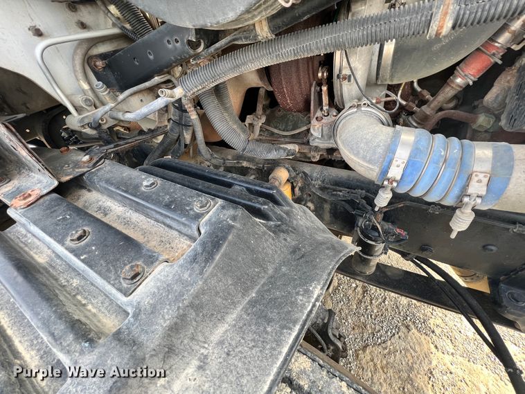 image for item ID9717 2006 Freightliner Columbia 120  semi truck