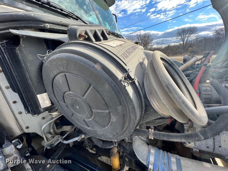 image for item ID9717 2006 Freightliner Columbia 120  semi truck