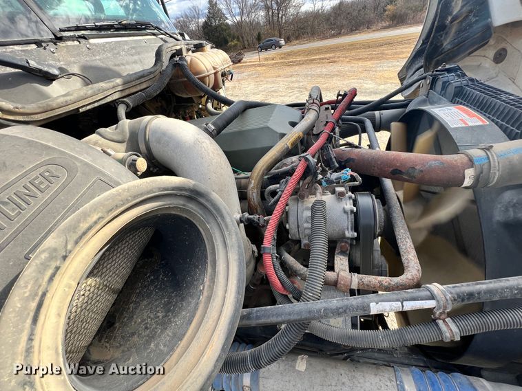 image for item ID9717 2006 Freightliner Columbia 120  semi truck