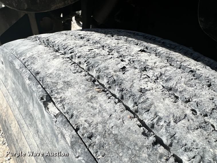 image for item ID9717 2006 Freightliner Columbia 120  semi truck