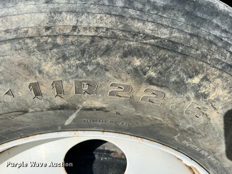 image for item ID9717 2006 Freightliner Columbia 120  semi truck