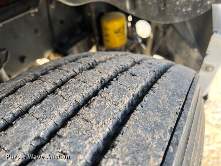 image for item ID9717 2006 Freightliner Columbia 120  semi truck