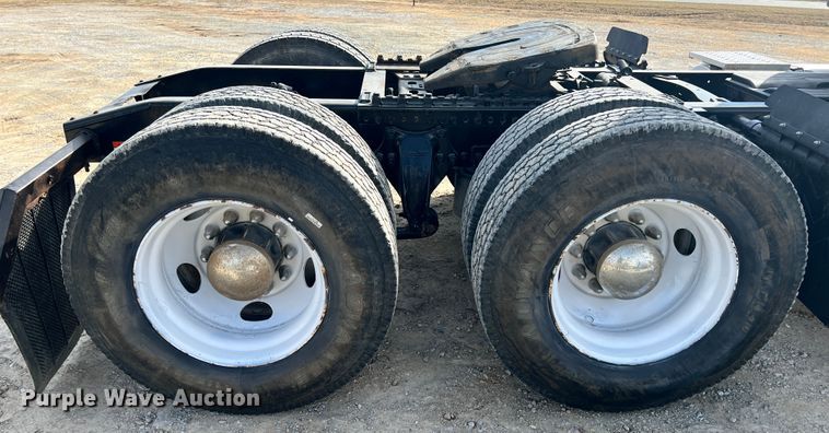 image for item ID9717 2006 Freightliner Columbia 120  semi truck