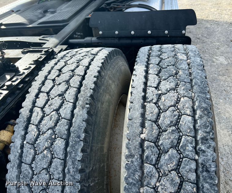 image for item ID9717 2006 Freightliner Columbia 120  semi truck