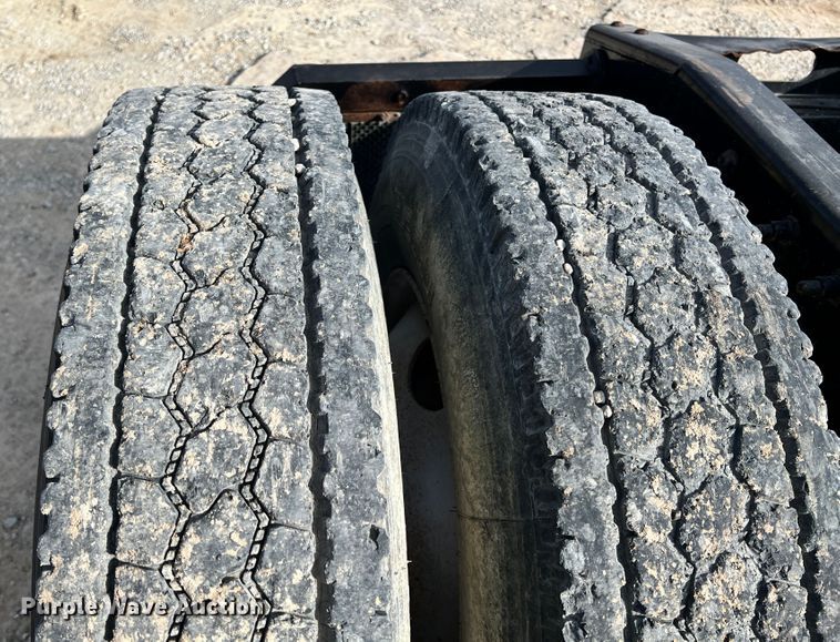 image for item ID9717 2006 Freightliner Columbia 120  semi truck