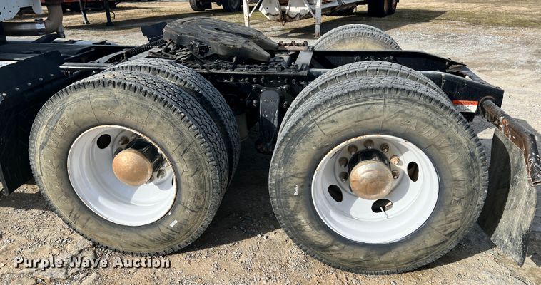 image for item ID9717 2006 Freightliner Columbia 120  semi truck