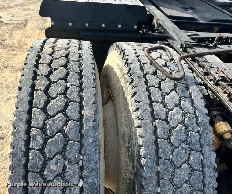 image for item ID9717 2006 Freightliner Columbia 120  semi truck