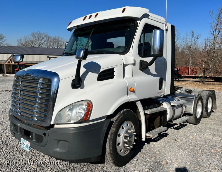 image for item ID9718 2013 Freightliner Cascadia  semi truck