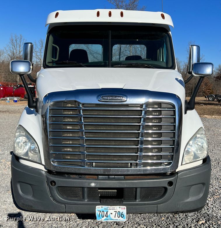 image for item ID9718 2013 Freightliner Cascadia  semi truck