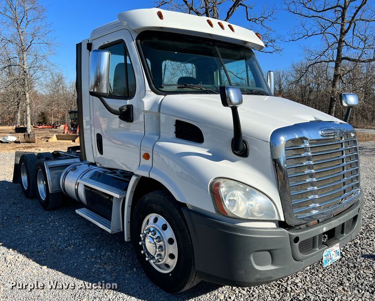 image for item ID9718 2013 Freightliner Cascadia  semi truck